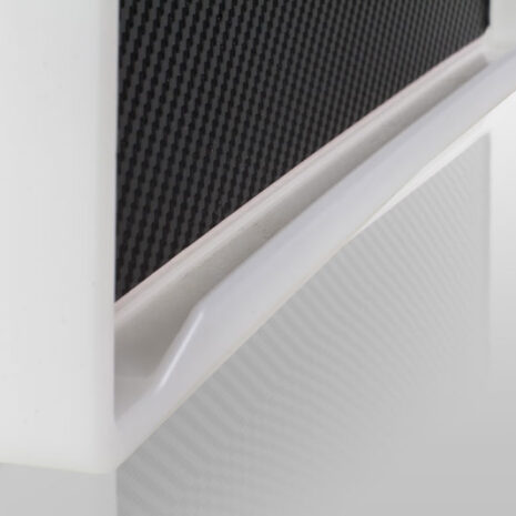 5-8 Close-up of a white frame corner with an integrated bottom handle attached to a carbon-fiber imaging panel.