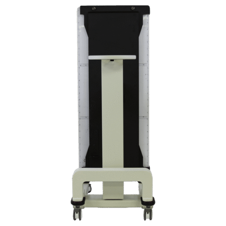 6-BACK-POSPGL Rear view of a mobile X-ray panel holder with a vertical support column and four caster wheels.
